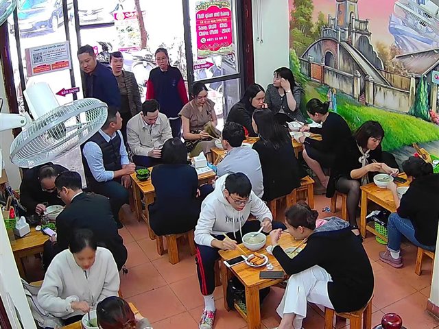 Thực khách quây quần thưởng thức món ăn Quảng Bình