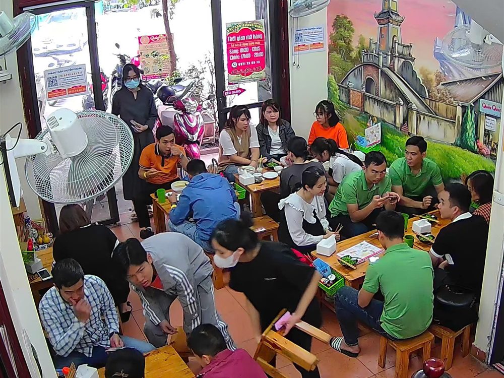 Không gian quán Quảng Bình ơi luôn đông khách vào giờ cao điểm